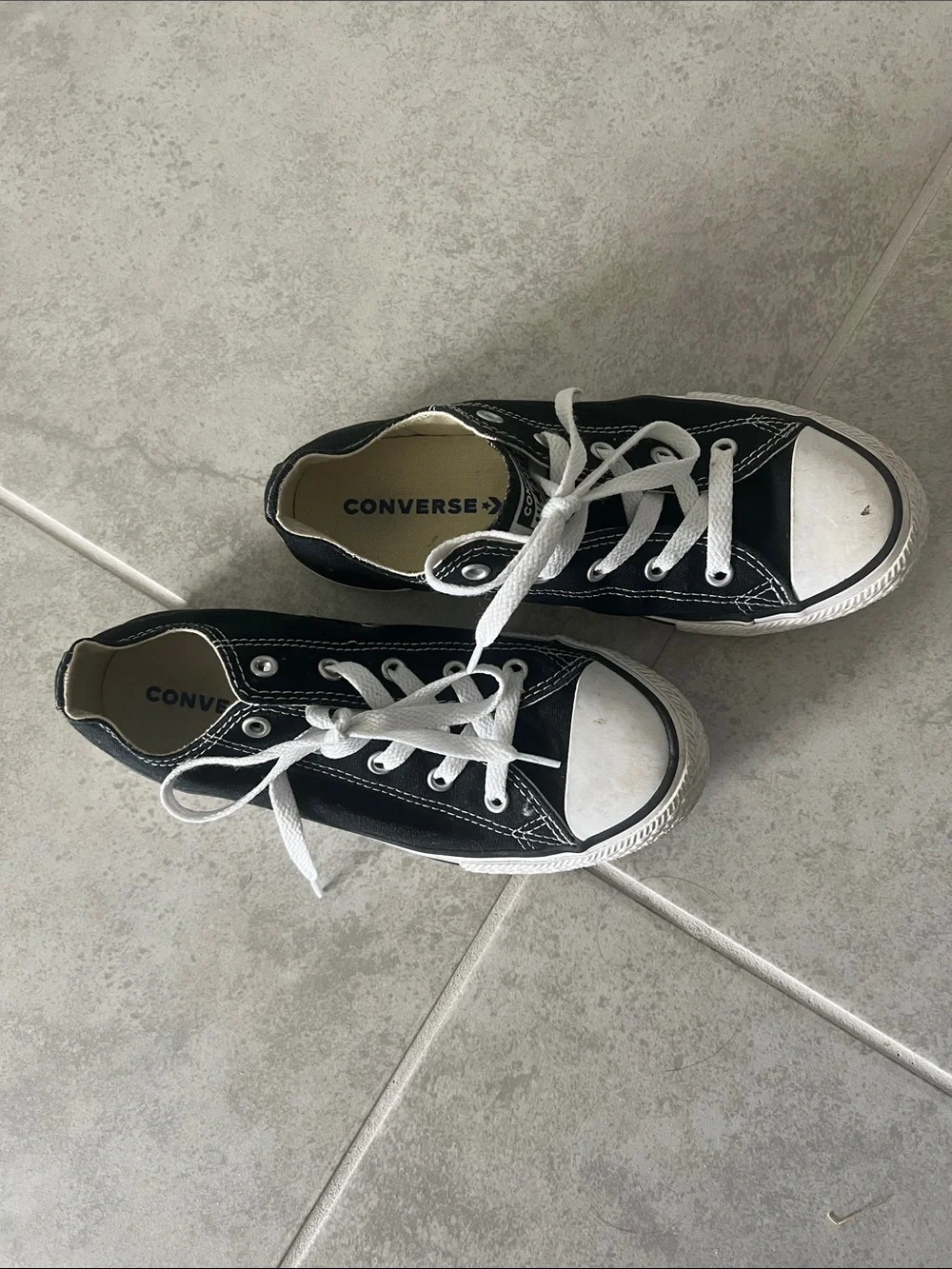 • Converse Kids Black and White Low Top Sneakers, size 3 •